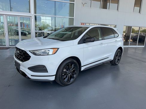 Certified 2022 Ford Edge SE w/ Black Appearance Package AWD/4WD image 2