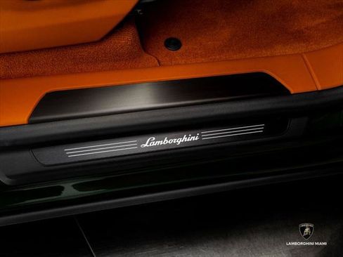 Used 2025 Lamborghini Urus SE AWD/4WD image 39
