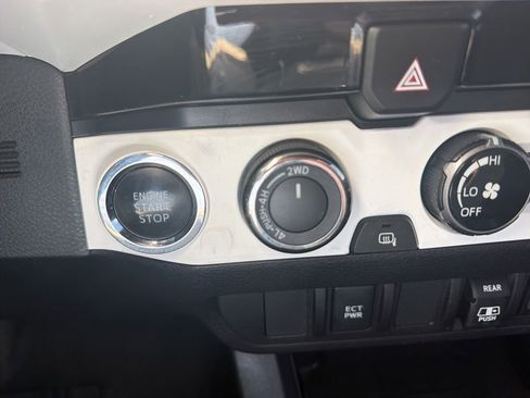 Used 2018 Toyota Tacoma TRD Off-Road AWD/4WD image 20