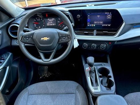 Used 2024 Chevrolet Trax LS w/ LS Convenience Package FWD image 16
