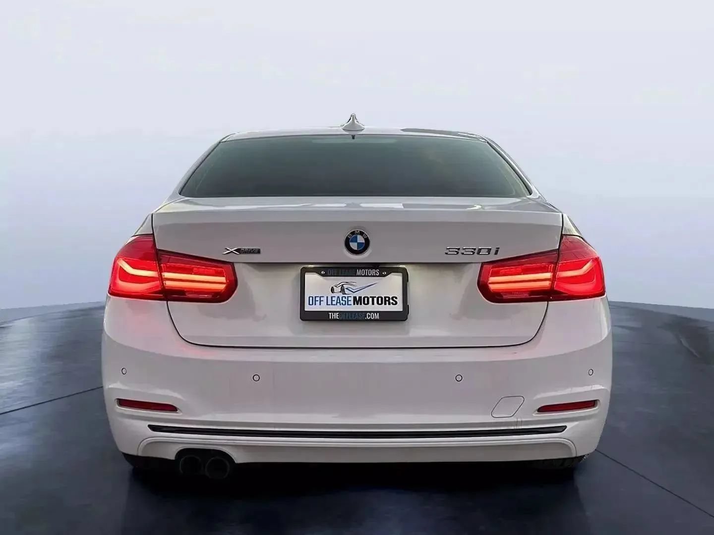 Used 2017 BMW 330i xDrive Sedan AWD/4WD image 4