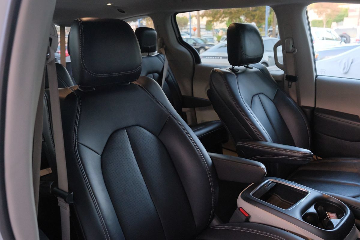 Used 2024 Chrysler Pacifica Touring-L FWD image 32