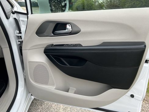 Used 2019 Chrysler Pacifica Limited image 26