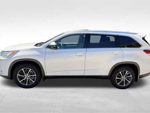 Used 2019 Toyota Highlander XLE AWD/4WD image 10