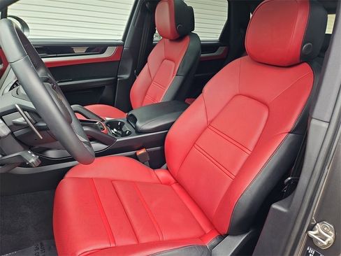Used 2025 Porsche Cayenne image 5