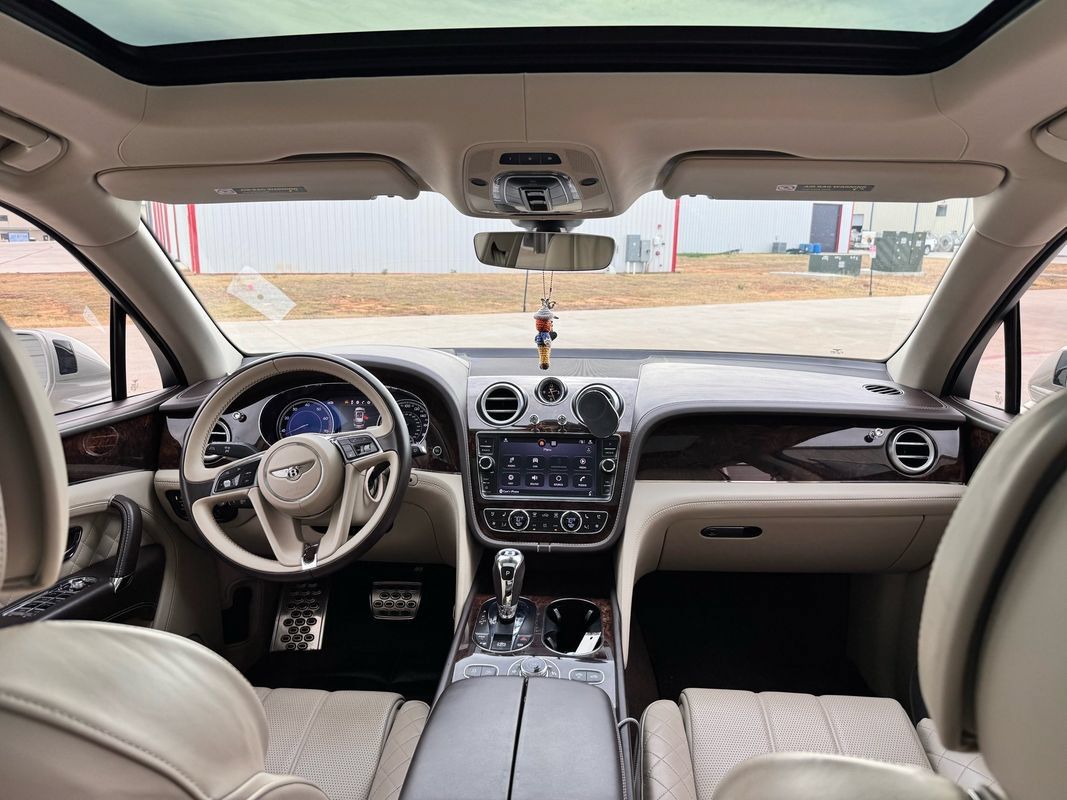 Used 2018 Bentley Bentayga AWD/4WD image 18
