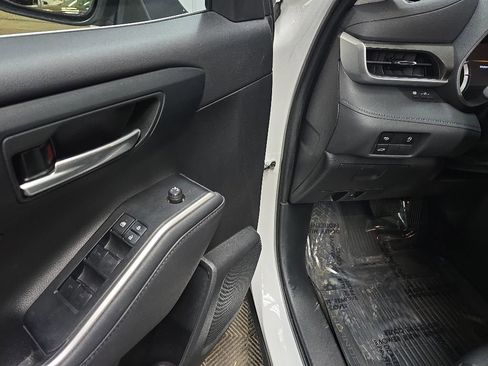 Used 2023 Toyota Highlander XLE AWD/4WD image 29