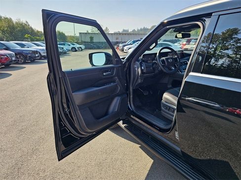 New 2025 Nissan Armada SL image 17