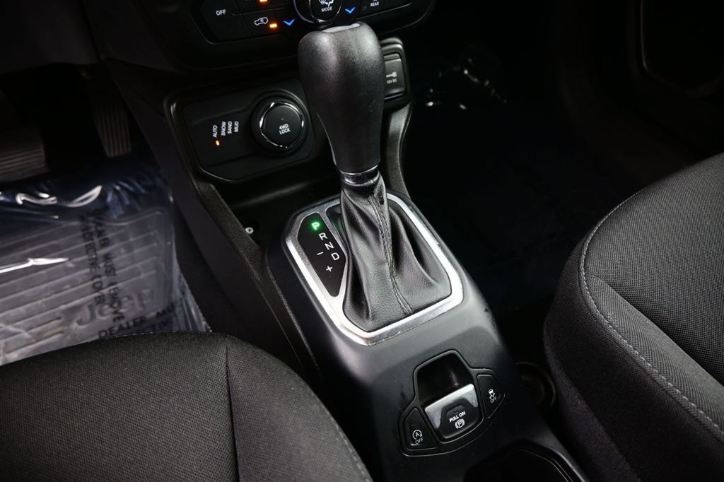 Used 2023 Jeep Renegade Latitude AWD/4WD image 30
