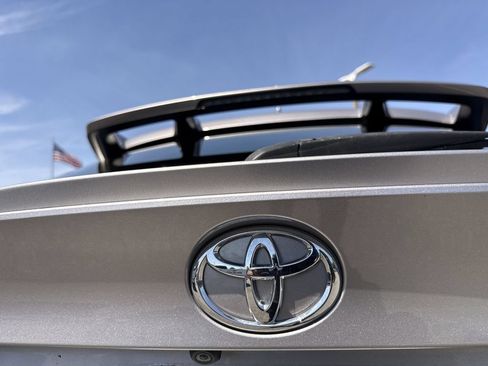 Used 2018 Toyota C-HR XLE FWD image 6