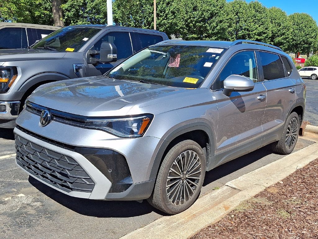 Used 2025 Volkswagen Taos SE FWD image 1