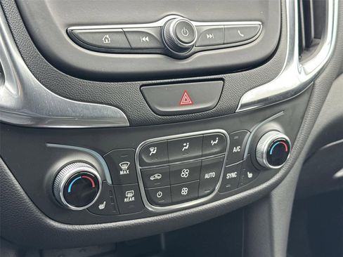 Used 2021 Chevrolet Equinox LT image 32