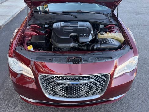 Used 2018 Chrysler 300 Touring w/ Chrome Appearance Package RWD image 9
