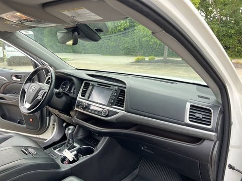 Used 2018 Toyota Highlander Limited AWD/4WD image 30