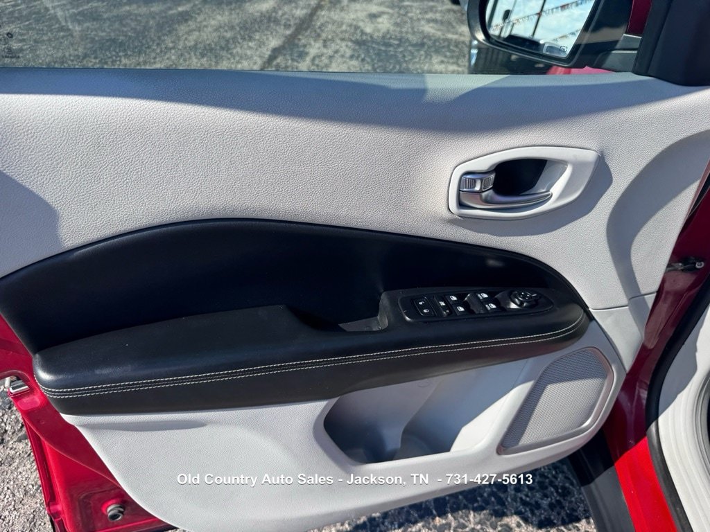 Used 2019 Jeep Compass Latitude FWD image 23
