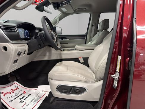 Used 2024 Jeep Wagoneer Series II w/ Flexible Seating Group image 4