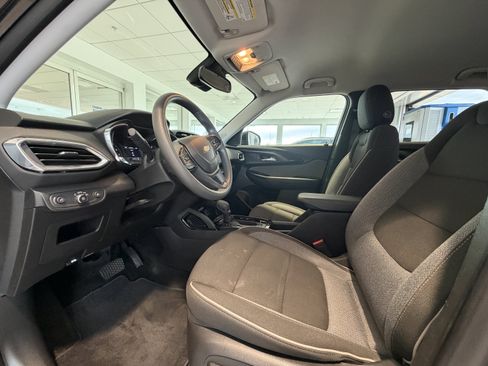 Used 2023 Chevrolet TrailBlazer LT w/ Convenience Package FWD image 2