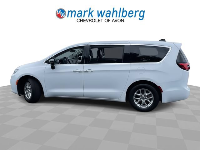 Used 2024 Chrysler Pacifica Touring-L FWD image 5