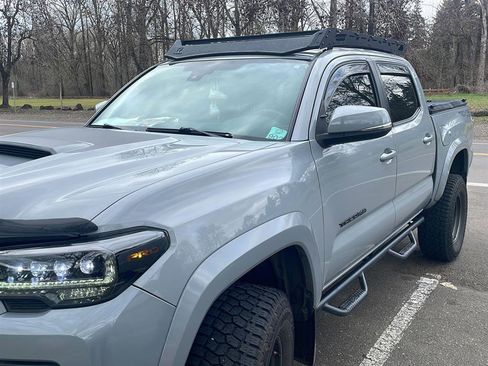 Used 2018 Toyota Tacoma TRD Sport image 5
