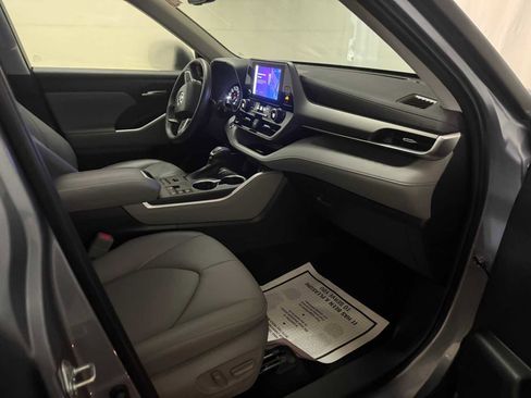 Certified 2023 Toyota Highlander XLE image 28