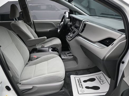Used 2019 Toyota Sienna LE image 10