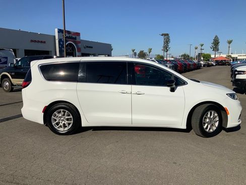 Certified 2024 Chrysler Pacifica Touring-L FWD image 10