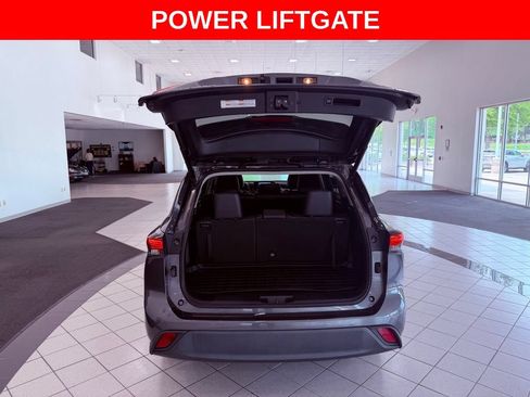 Used 2022 Toyota Highlander XLE AWD/4WD image 7