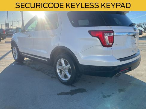 Used 2018 Ford Explorer XLT image 5