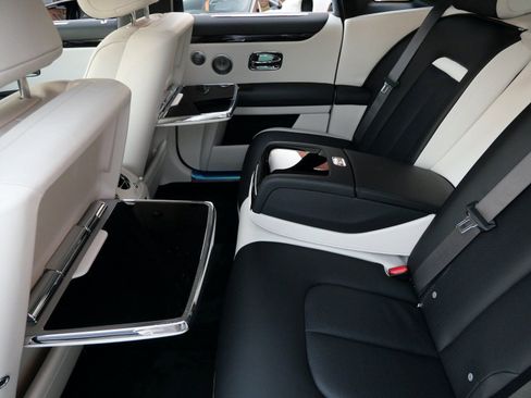 Used 2024 Rolls-Royce Ghost image 25