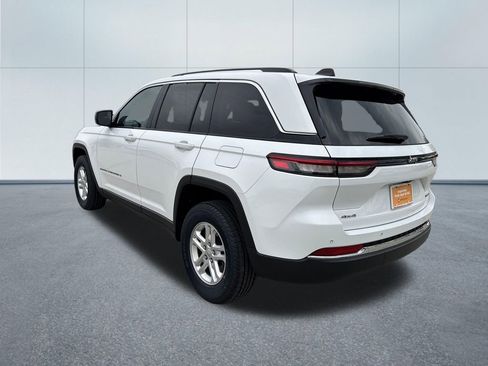 Certified 2023 Jeep Grand Cherokee Laredo w/ Luxury Tech Group I AWD/4WD image 3