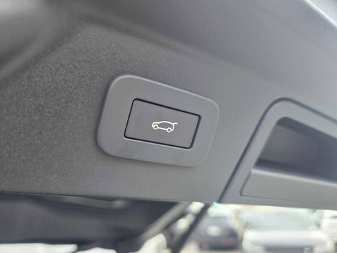 Certified 2025 Land Rover Range Rover Velar Dynamic SE image 18