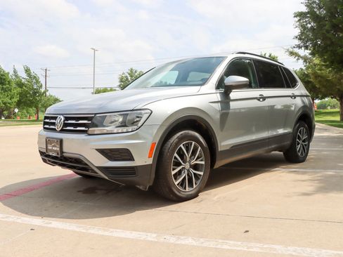 Used 2019 Volkswagen Tiguan SE w/ Panoramic Sunroof Package AWD/4WD image 3