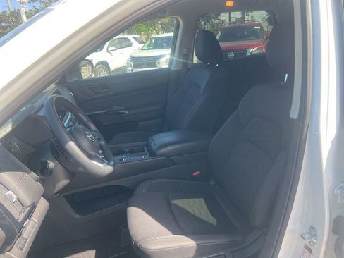 Certified 2025 Nissan Pathfinder S FWD image 11