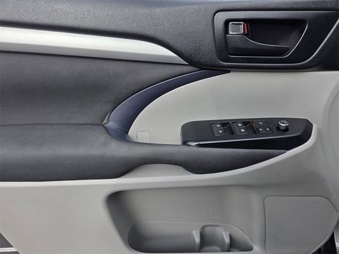 Used 2019 Toyota Highlander LE image 14