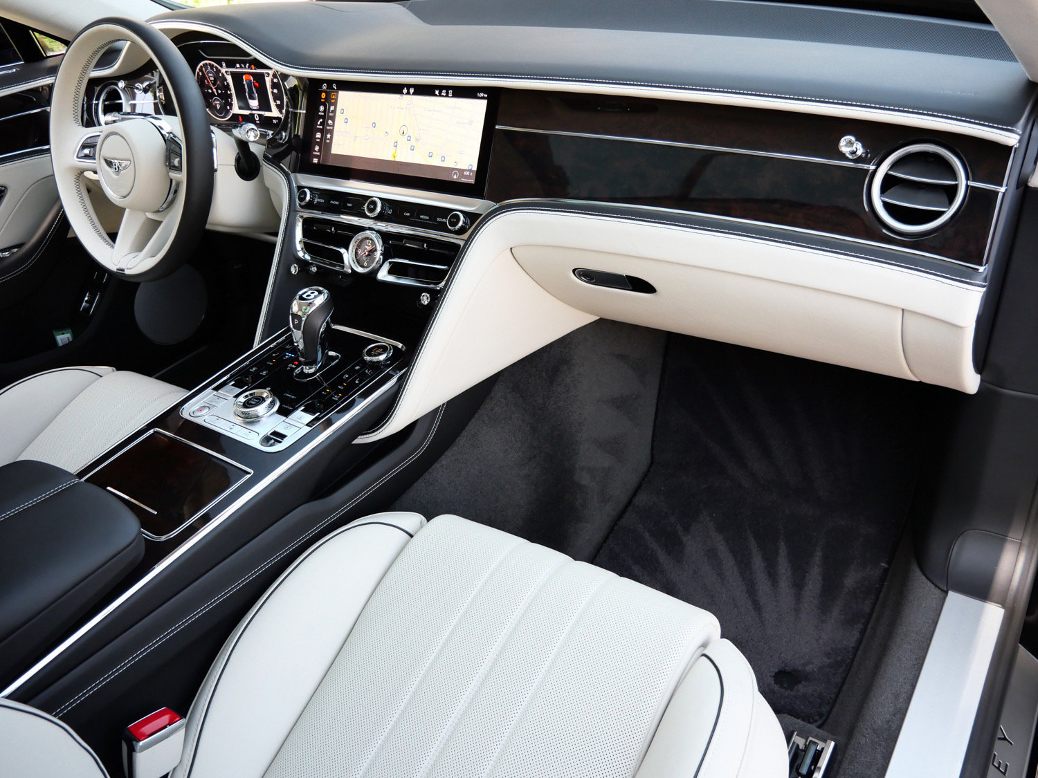 Used 2023 Bentley Flying Spur Plug-In Hybrid AWD/4WD image 2