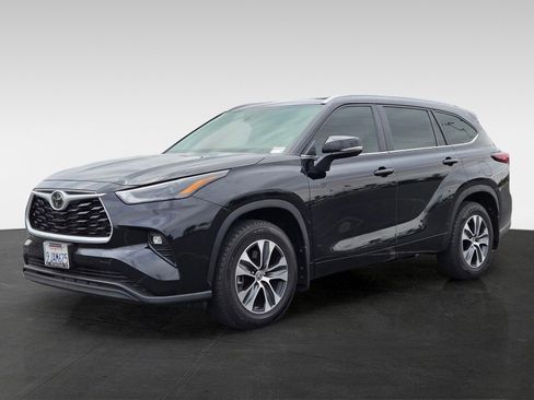 Used 2024 Toyota Highlander XLE AWD/4WD image 8