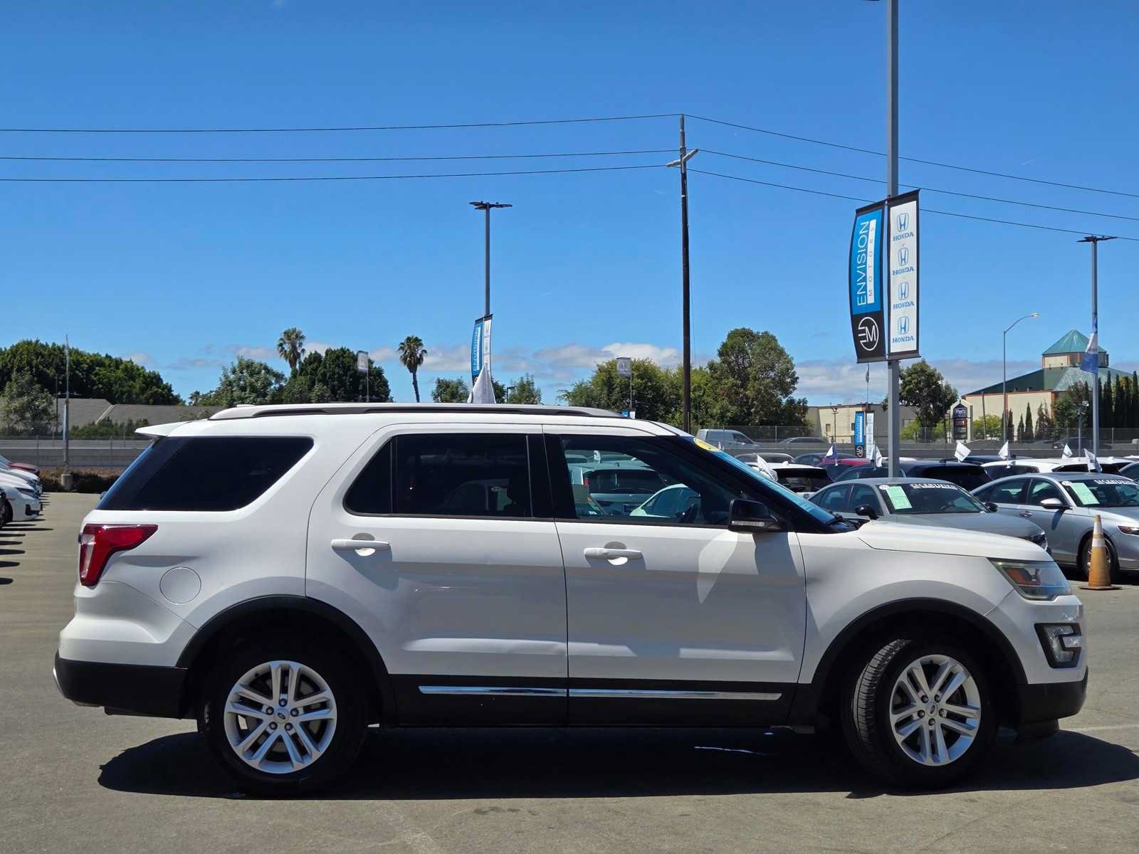 Used 2017 Ford Explorer XLT w/ Equipment Group 202A FWD image 8