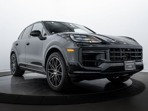 Certified 2025 Porsche Cayenne image 9
