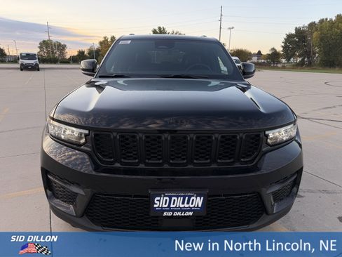 New 2025 Jeep Grand Cherokee Altitude image 3