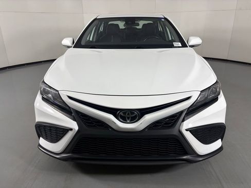 Used 2023 Toyota Camry SE FWD image 3