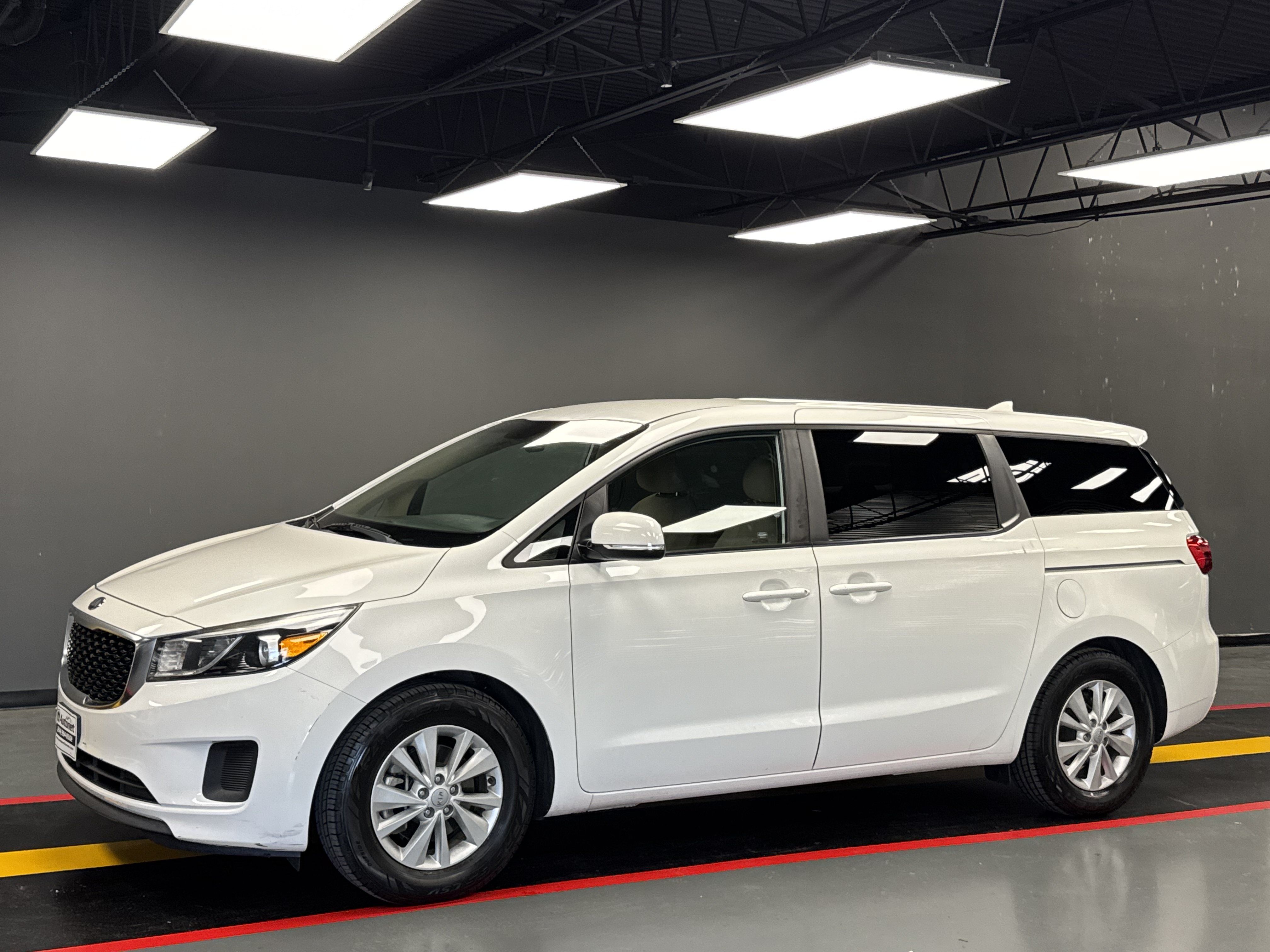 Used 2017 Kia Sedona LX FWD image 1