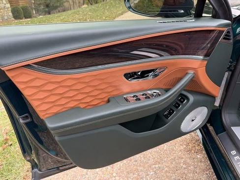 Used 2025 Bentley Flying Spur Plug-In Hybrid image 11