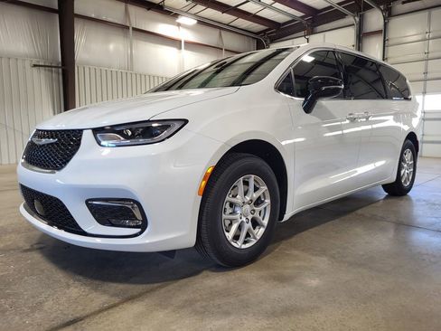 New 2026 Chrysler Pacifica Select image 2