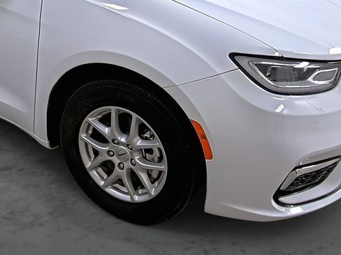 Used 2024 Chrysler Pacifica Touring-L w/ Uconnect Theater Family Group FWD image 14