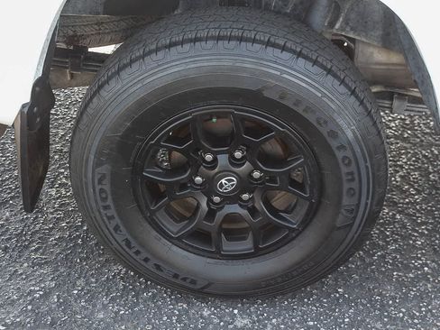Used 2022 Toyota Tacoma SR5 RWD image 11