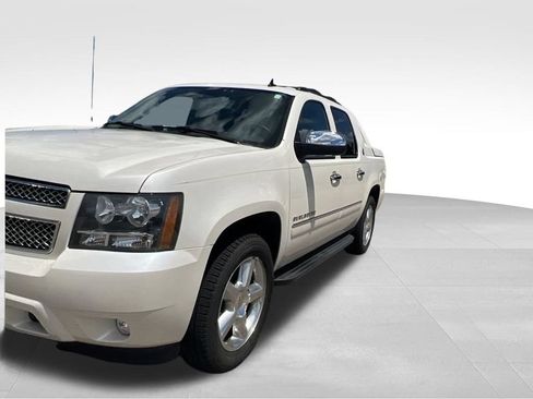 Used 2013 Chevrolet Avalanche LTZ AWD/4WD image 13