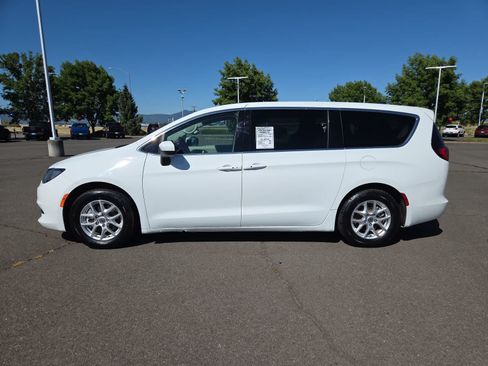 Used 2022 Chrysler Voyager LX FWD image 11