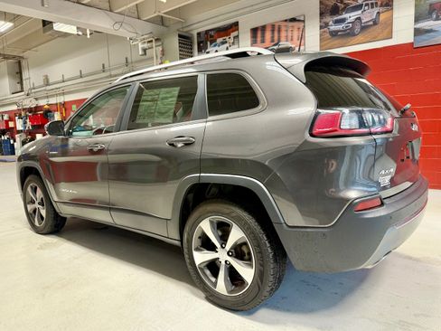 Used 2019 Jeep Cherokee Limited w/ Luxury Group AWD/4WD image 4