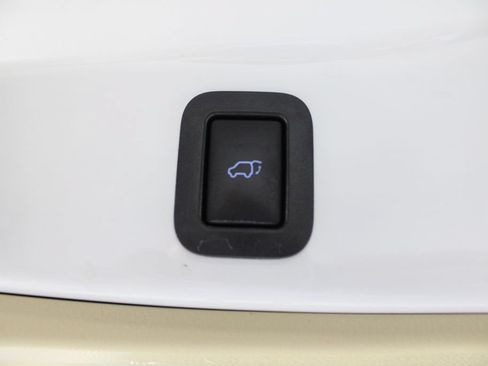 Used 2017 Toyota Highlander XLE FWD image 18