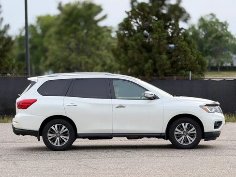 Used 2017 Nissan Pathfinder SV AWD/4WD image 7